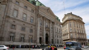 Los bancos públicos aceleran la refinanciación de deudas ante la mora récord, con tasas desde 31% y plazos de hasta 10 años