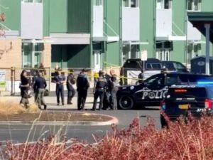 Adolescente mata a tres niños y un maestro durante un tiroteo en una escuela de Oregón